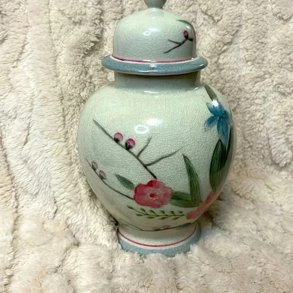 VINTAGE ANDREA by SADEK FLORAL Small URN VASE W/ LID MADE in JAPAN 9” Tall - Picture 2 of 4